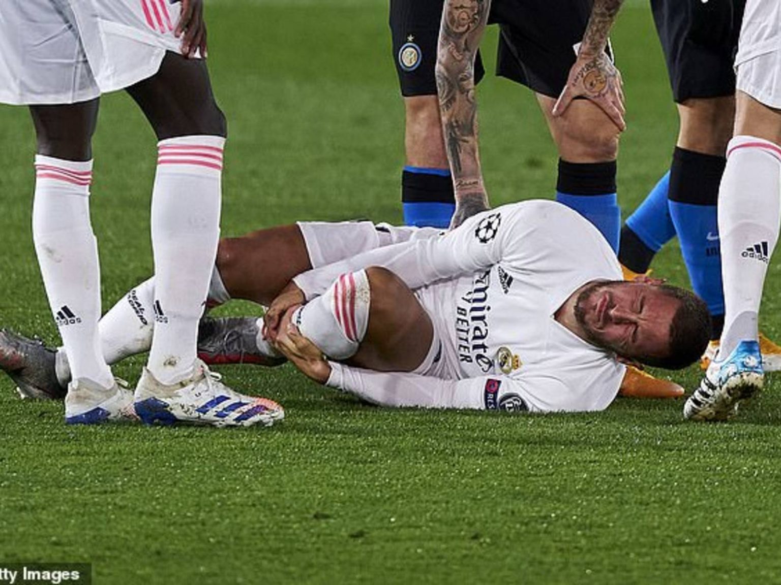 Травма в матче реал. Эден Азар Реал травма. Эден Азар травма. Травма голеностопа у футболистов.