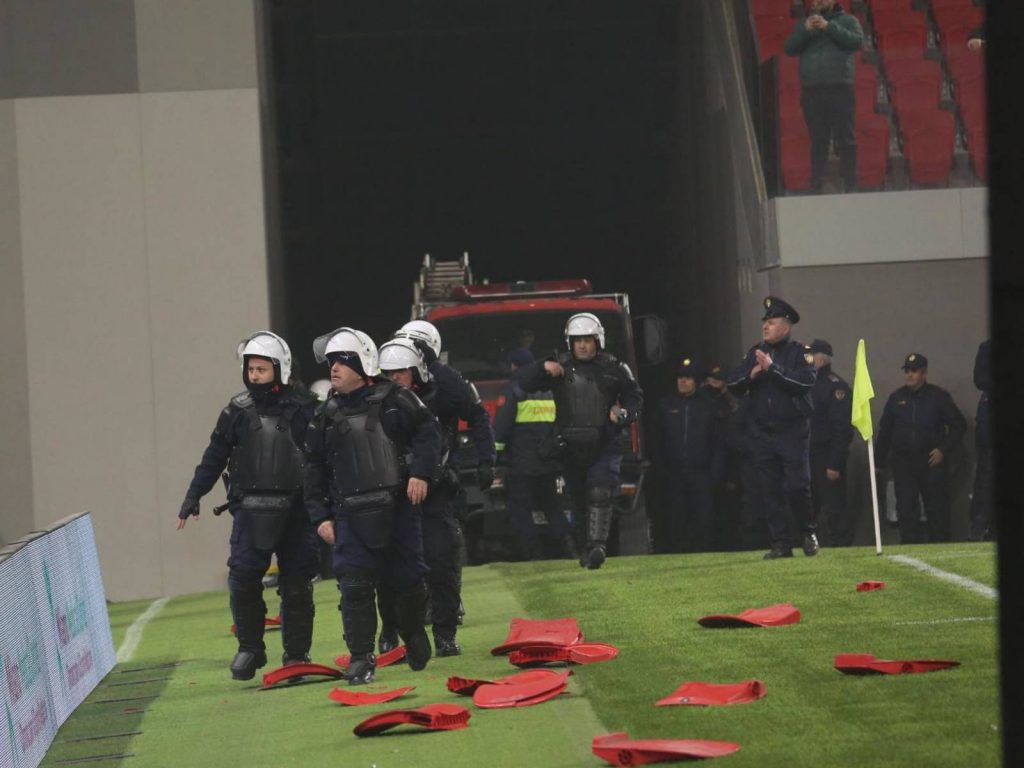 Stadiumi “Air Albania” u ingurua si shtëpia e futbollit apo e dhunës ?