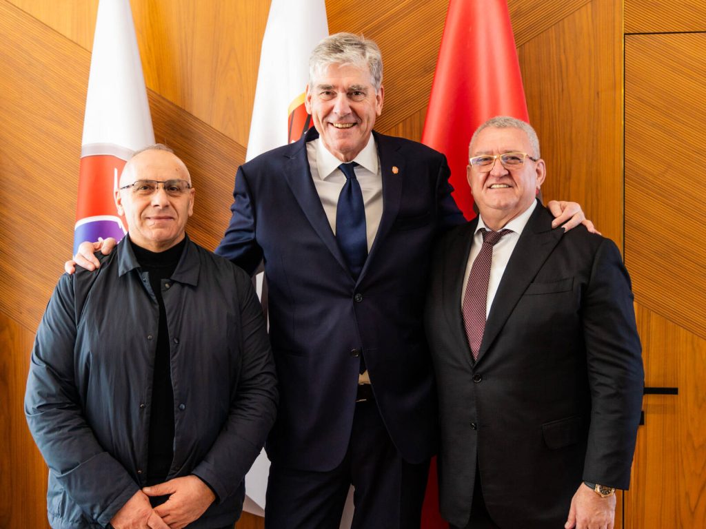 Rroftë futbolli i zyrave! Edhe holandezi Frank ..u mrekullua