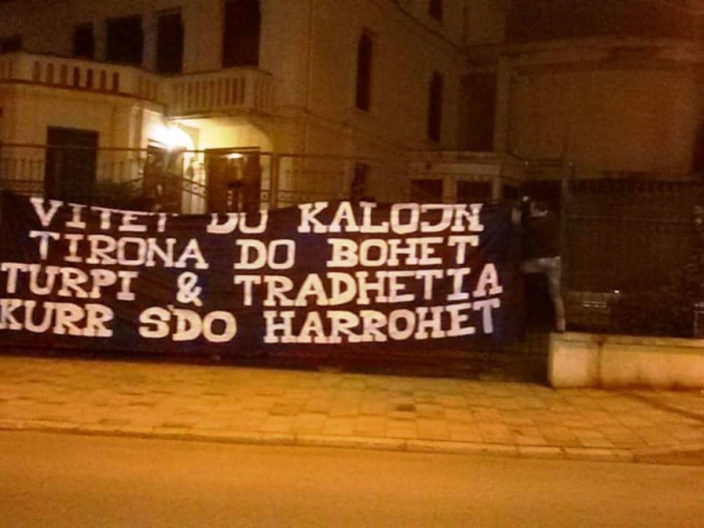 Tirana drejt greminës