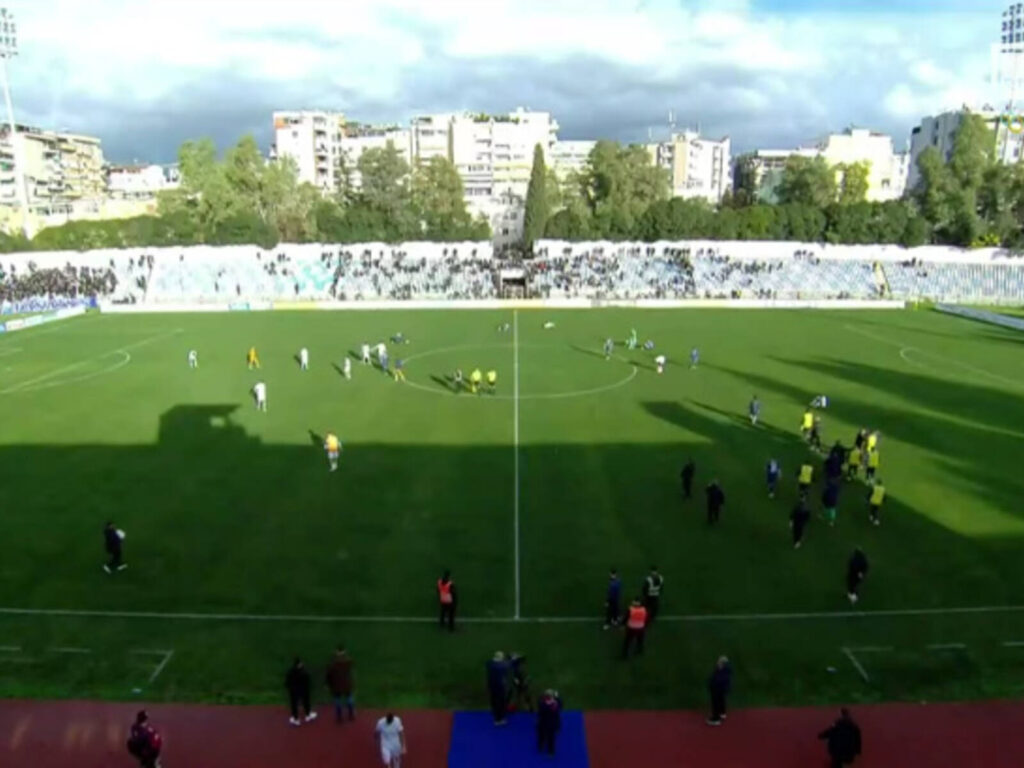 Derbin nuk e qasin në shtëpinë e futbollit, luhet në “barrake”