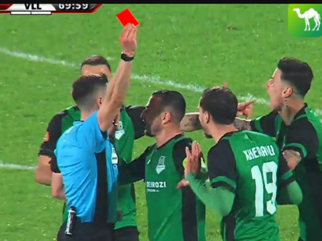 E rrallë: arbitri shkon në VAR me urdhër të futbollistëve!